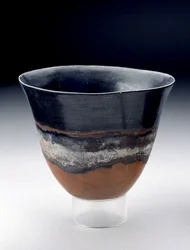 Tiefe Schale mit leuchtend rotem und schwarzem Äußeren, getrennt durch ein weißes Band, Kerma-Becher, 13.-14. Dynastien, ca. 1755-1640 v. Chr.